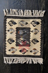 carpeta-romaneasca-lucrata-manual-lana-traditionala-45-42-motivul-bujor-oltenesc-iiana-tesuta-01-933x1400